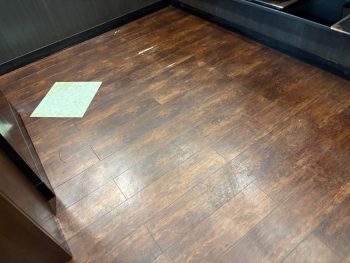 床のベタつき解消！ハンバーグ屋さんの定期メンテナンス清掃を行いました