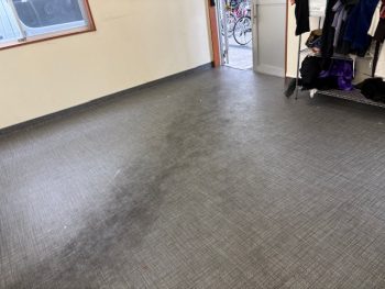 寮の食堂・休憩所の床清掃を実施しました|油汚れ除去&ワックス仕上げで美しい床に