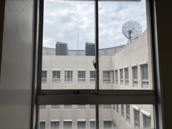 高所ロープ作業で対応!名古屋市立大学 ガラスクリーニング事例